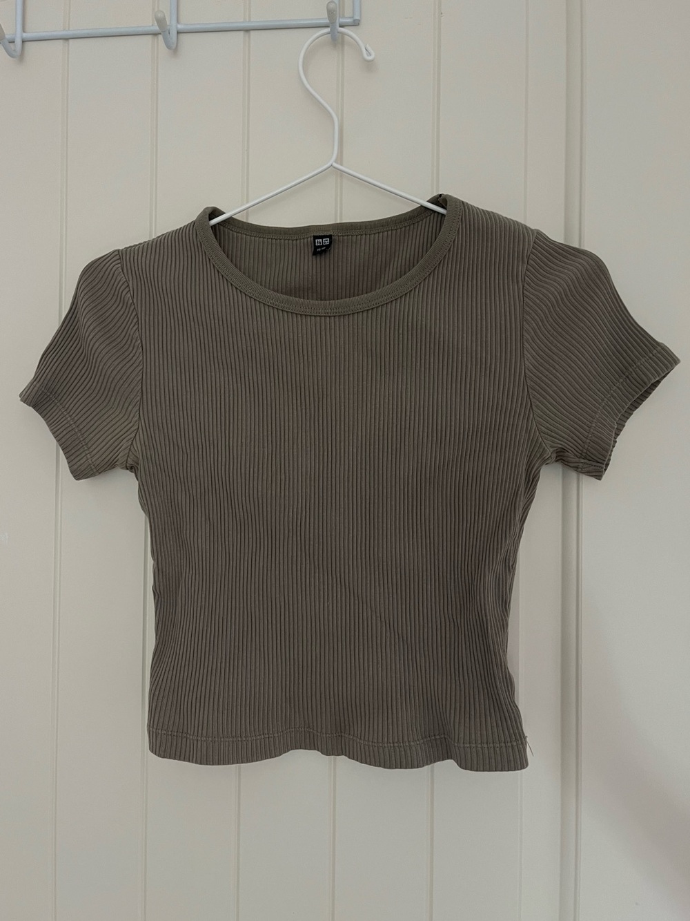 Uniqlo olive neutral green ribbed short sleeve shirt